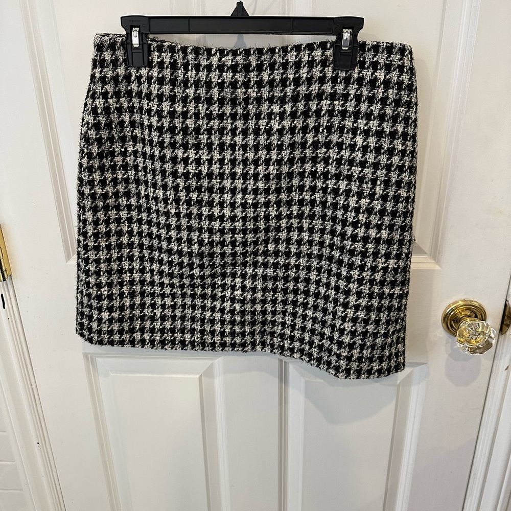 NWT 12 petite houndstooth tweed skirt. The black has some sparkle in it!